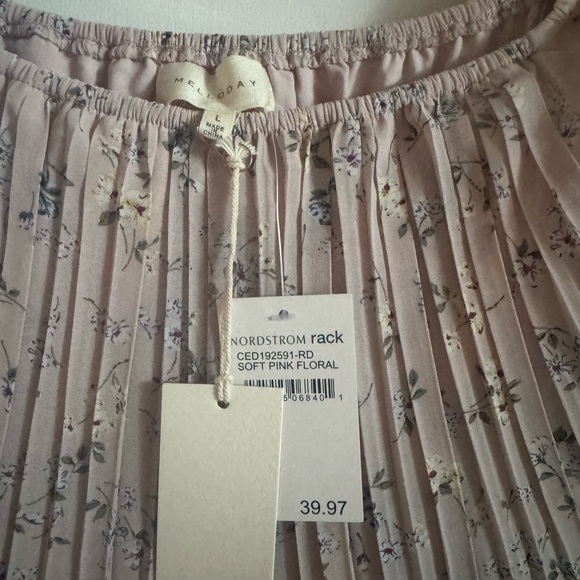 MELLODAY Pink Floral Off Shoulder Pleated Dress - Picture 6 of 9